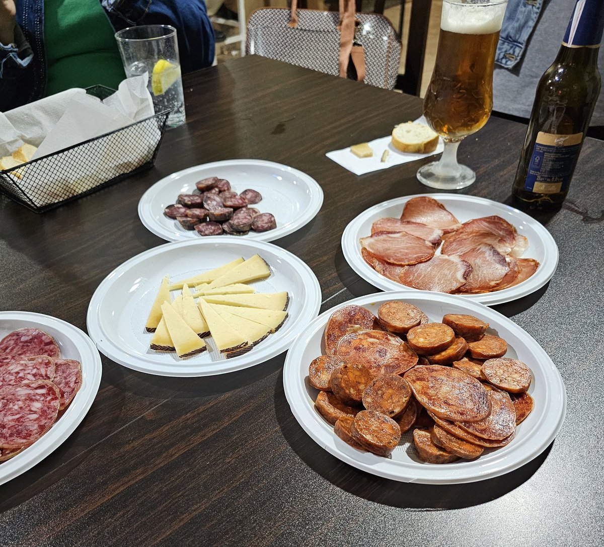 ElBlogdeEmilio's tweet image. Buenos días #PiñaDigital Ya más tranquilo tras terminar anoche la docencia en la que andaba pluriempleado.
No terminamos de mala manera.