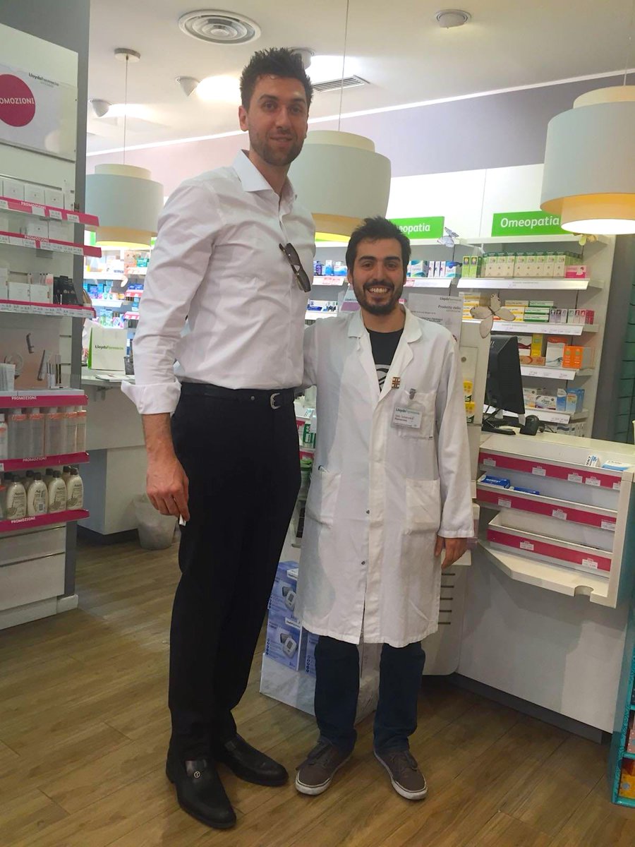 "Ciao ragazzi, sono un ragazzo che si vergogna a parlare di cose personali, ma il signore accanto a me nella foto mi ha cambiato la vita e lui non lo sa. Scrivo a voi perchè lui non ha i social e non so come contattarlo...
Caro Mago, mi chiamo Salvatore e scrivo per ringraziarti