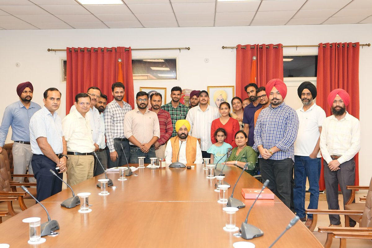 BhagwantMann's tweet photo. ਅੱਜ 1158 ਅਸਿਸਟੈਂਟ ਪ੍ਰੋਫੈਸਰਾਂ ਤੇ ਲਾਇਬ੍ਰੇਰੀਅਨ ਦਾ ਇੱਕ ਵਫ਼ਦ ਮਿਲਣ ਲਈ ਰਿਹਾਇਸ਼ ਤੇ ਪਹੁੰਚਿਆ ਤੇ ਪਿਛਲੇ ਦਿਨੀਂ ਕੋਰਟ ਵੱਲੋਂ ਮਿਲੀ ਰਾਹਤ ਤੋਂ ਬਾਅਦ ਪੰਜਾਬ ਸਰਕਾਰ ਦੀ ਮਦਦ ਲਈ ਵਿਸ਼ੇਸ਼ ਤੌਰ 'ਤੇ ਧੰਨਵਾਦ ਕੀਤਾ...

ਪਿਛਲੀ ਸਰਕਾਰ ਦੀ ਅਣਗਹਿਲੀ ਕਰਕੇ ਹੋਈ ਇਹਨਾਂ ਦੀ ਖੱਜਲ ਖੁਆਰੀ ਬਾਰੇ ਵੀ ਇਹਨਾਂ ਨੇ ਦੱਸਿਆ...ਅਸੀਂ ਹਰ ਸਰਕਾਰੀ ਨੌਕਰੀ ਪੱਕੇ ਪੈਰੀ ਦੇ ਰਹੇ ਹਾਂ...ਕਿਸੇ ਨੂੰ ਵੀ ਕੋਰਟ ਦੇ ਚੱਕਰ ਨਹੀਂ ਲਾਉਣੇ ਪੈਣਗੇ...