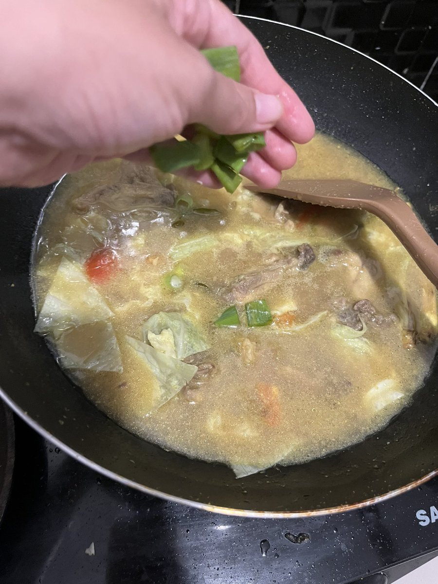 claudiaratri's tweet photo. 4. Masukkan irisan kol, tomat, daun bawang. Lalu santan instan. Kecap manis kalo suka. https://t.co/FwVrDdiR6n