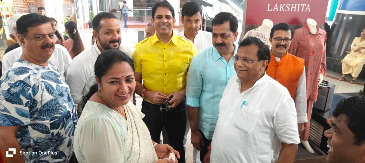 gupta_rekha's tweet image. आज डीटी मॉल शालीमार बाग में स्टूडेंट्स को #Yudhra मूवी दिखायी गई, इस मौक़े पर सांसद Praveen Khandelwal, ज़िलाध्यक्ष, मण्डल अध्यक्ष सहित तमाम भाजपा पदाधिकारी एवं कार्यकर्ता मौजूद रहे #trending2024
#RekhaGupta
