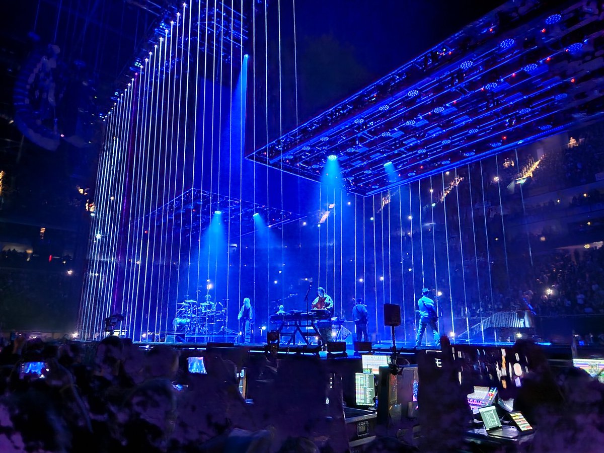 Emi_S04's tweet photo. Can't really get a better live music experience @linkinpark https://t.co/a3Xnj0cIUV