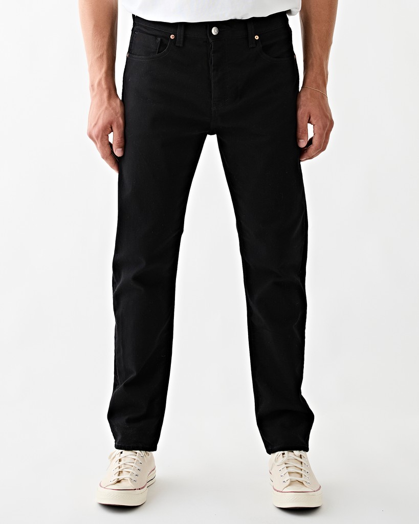 We’ve just received two brand-new colourways of the fan-favourite Tenue. Jackson. The tapered jeans now come in 'Blue Cinder' and 'Stay Black'.

The <a href="/tenue/">life</a>.jeans Jackson Blue Cinder &amp; Stay Black are now available online and in-store: bit.ly/47GLzZ7