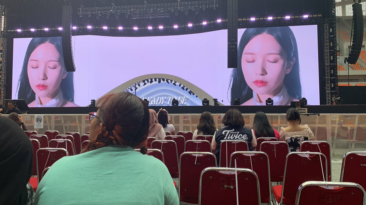 wonhansm's tweet photo. kalo beneran svt di jis, based on konser twice reviewnya
- panas bgt
- pov dari section blue row ke-4 dari belakang masih jelas banget pas di extended stage
- fasilitas shuttle dari mecima sangat membantu👍 ada shuttle elf + motor, tinggal pilih mau naik yg mana. parkir di jiexpo https://t.co/EODNGaFEZQ