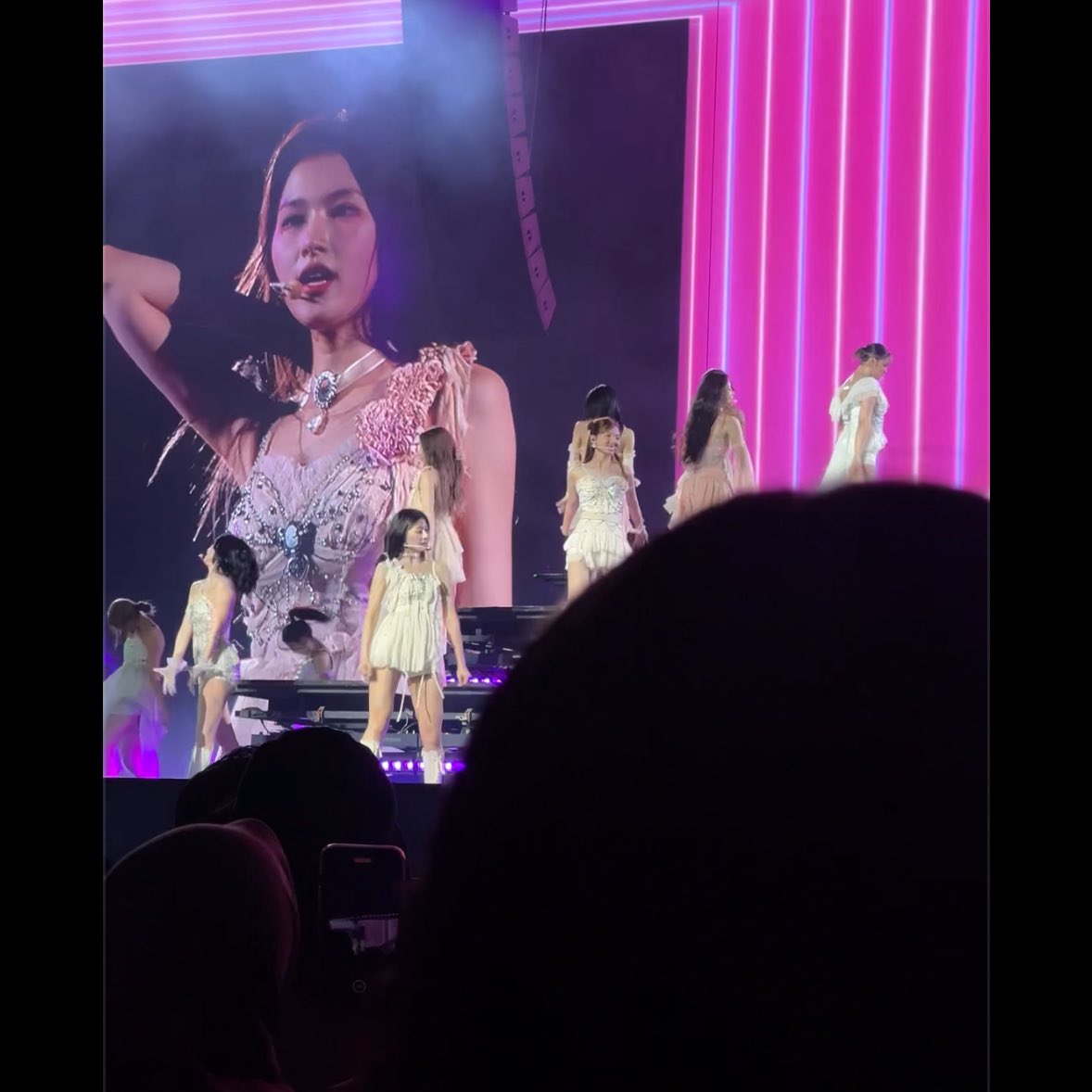 wonhansm's tweet photo. kalo beneran svt di jis, based on konser twice reviewnya
- panas bgt
- pov dari section blue row ke-4 dari belakang masih jelas banget pas di extended stage
- fasilitas shuttle dari mecima sangat membantu👍 ada shuttle elf + motor, tinggal pilih mau naik yg mana. parkir di jiexpo https://t.co/EODNGaFEZQ