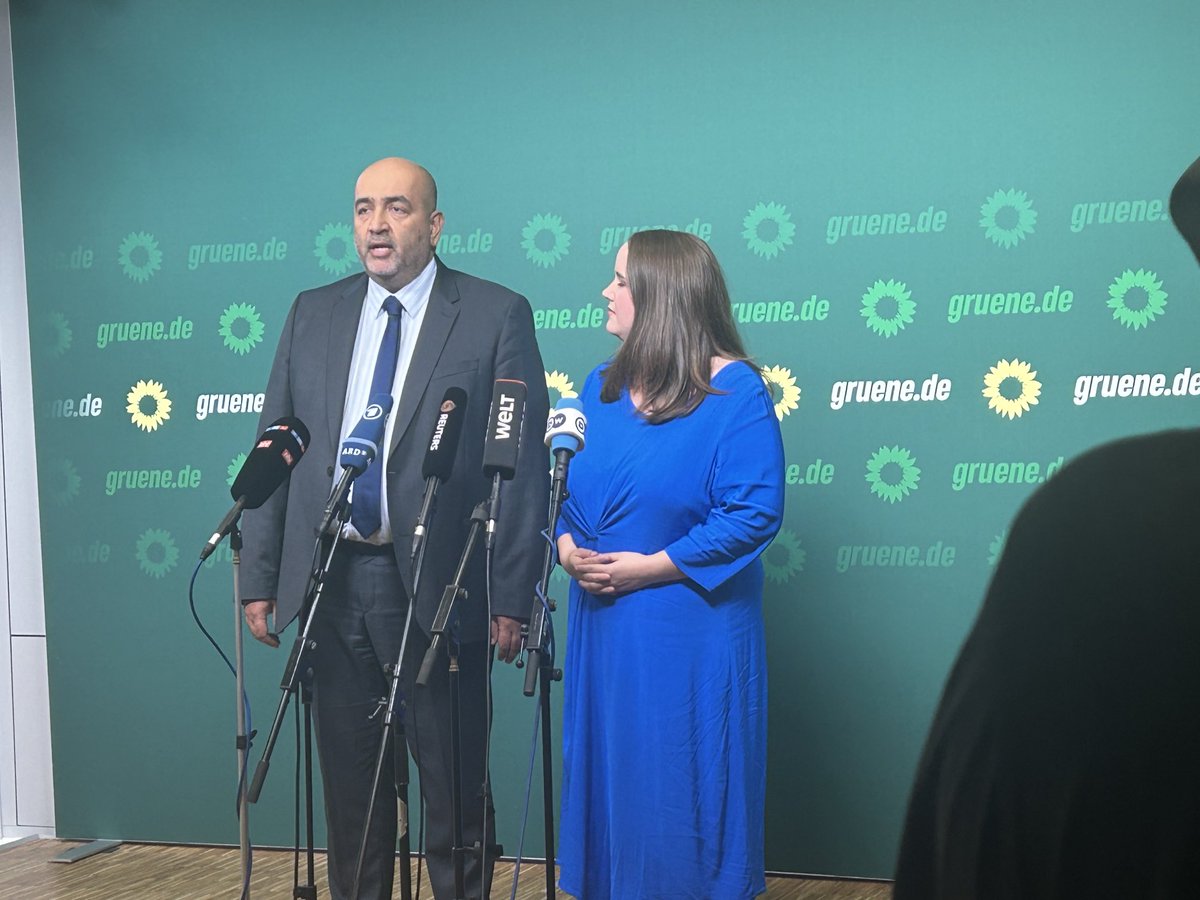 „Jetzt ist nicht die Zeit, am eigenen Stuhl zu kleben“, sagt Lang. Es braucht Neustart. Gesamter Bundesvorstand Grüne tritt zurück. Neuwahl beim Parteitag im November.