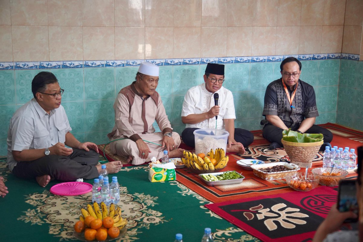 MarimarDoang's tweet photo. Kemarin #BangPram juga bertemu dg KH Dimyati Umar di kawasan Batu Ampar, Jakarta Timur unt meminta doa restu dan dukungan.
#JajartaMenyala https://t.co/pQJLXhdPGS