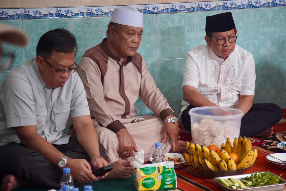 MarimarDoang's tweet photo. Kemarin #BangPram juga bertemu dg KH Dimyati Umar di kawasan Batu Ampar, Jakarta Timur unt meminta doa restu dan dukungan.
#JajartaMenyala https://t.co/pQJLXhdPGS