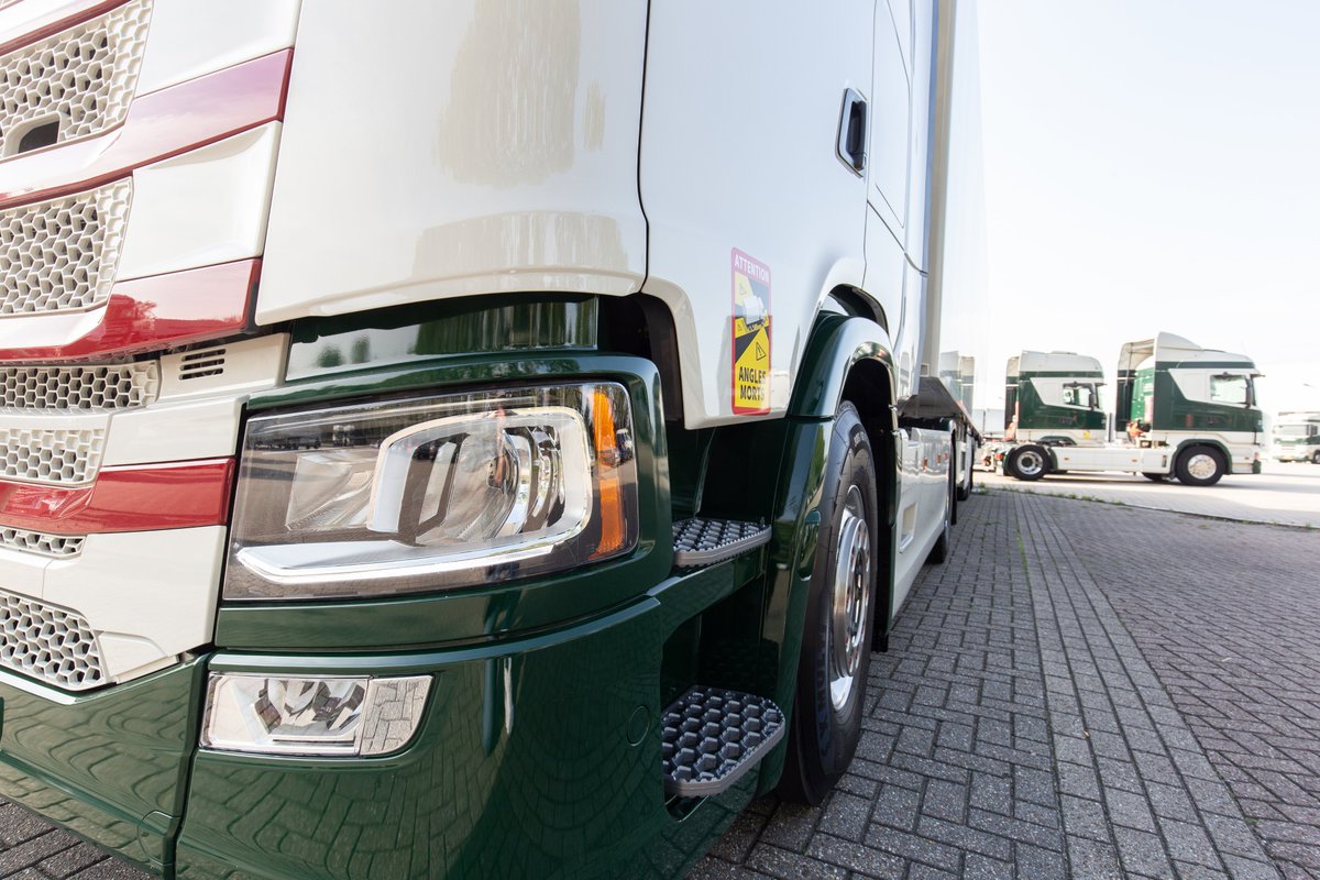 Met de herfst in volle gang worden de dagen korter en de nachten langer. Goede verlichting is essentieel om veilig de weg op te gaan! Wekelijks checkt de technische dienst de verlichting van de vrachtwagens, want met goede verlichting kunnen veel ongelukken voorkomen worden  🚚💡