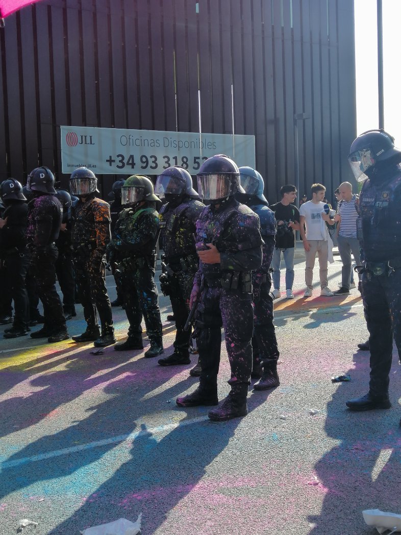 HabitatgeVKK's tweet photo. Avui tenim merda tintada de colors, #OnlyInBarcelona 👌🌈
#EnfonsemTheDistrict #ACAB https://t.co/HxHfhioYqQ