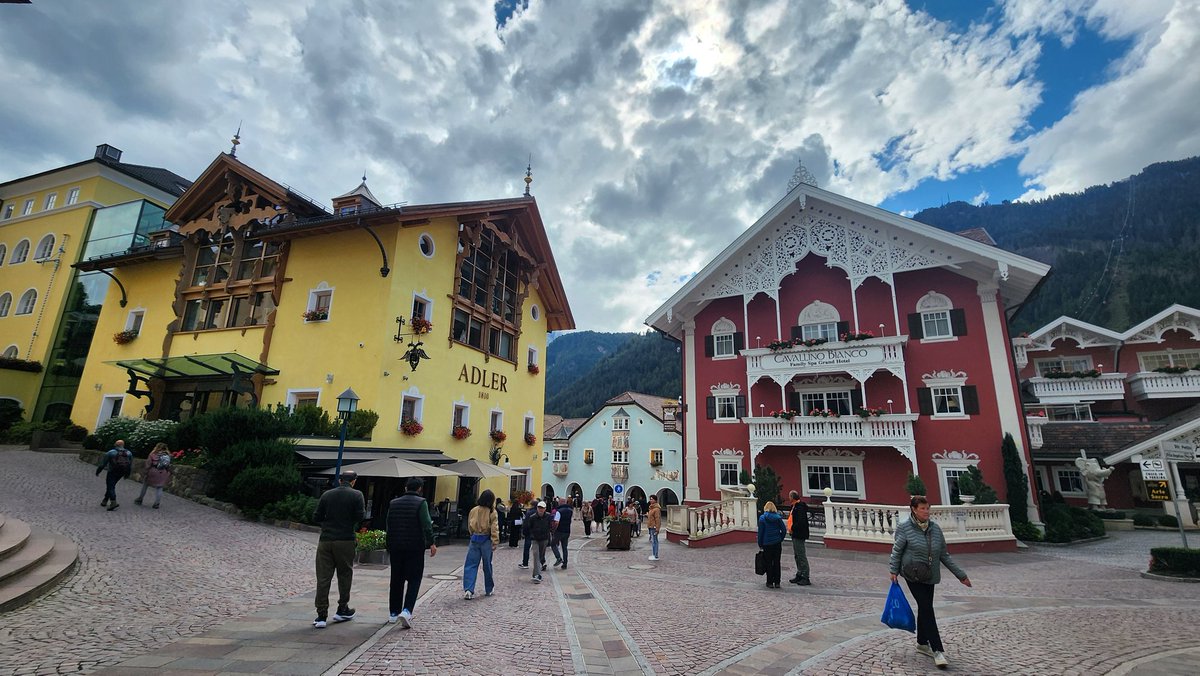 malimali's tweet photo. Ortisei
ออร์ติเซ่เป็นเมืองยอดนิยมในหุบเขา Val Gardena ที่อยู่ในบริเวณมรดกโลก Dolomites ด้วยความที่หุบเขานี้เป็นศูนย์กลางของกิจกรรมทางภูเขา ที่นี่จึงเป็นอีกเมืองที่มีจุดขึ้นเคเบิลคาร์เพื่อขึ้นบนยอดเขาบางยอด (ทุกยอดในหุบเขานี้จะมีจุดขึ้นเคเบิลคาร์ไปตามตำแหน่งต่าง ๆ )
#malimaligo https://t.co/djAQn5aWXN
