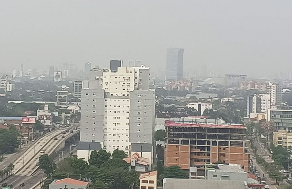 eldiario_net's tweet photo. Calidad del aire vuelve a nivel extremadamente malo en Santa Cruz https://t.co/fpp58c6d9Y a través de @El Diario - Bolivia
> La calidad del aire en la ciudad de Santa Cruz volvió a un nivel extremadamente...
#ElDiarioTeInformaPrimero
#SantaCruz #Calidaddelaire #Humareda https://t.co/XSyWn9vNMi