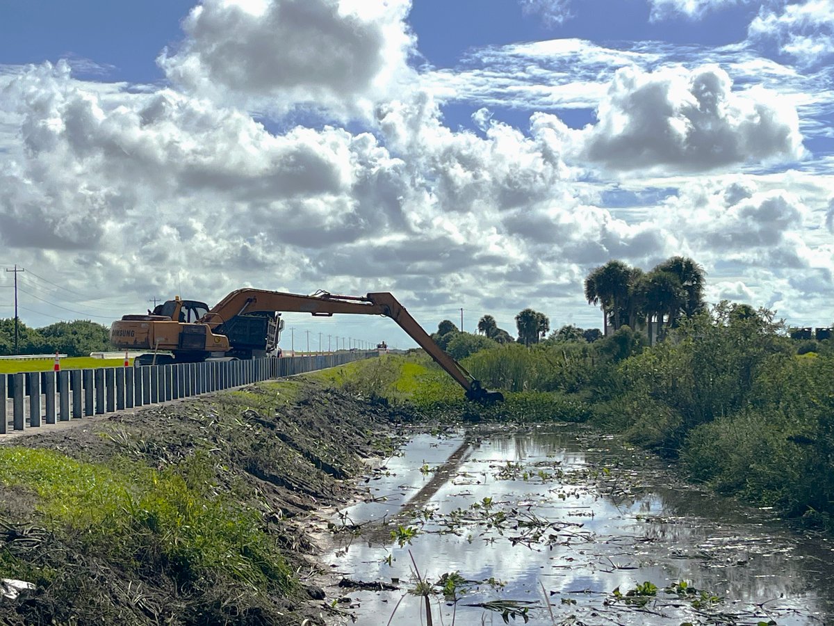 MyFDOT_SWFL's tweet photo. FDOT is actively clearing ditches in preparation for Hurricane Helene. These drainage ditches are usually found alongside roadways and provide a safe, accessible space for stormwater to gather. ⛈️ #MyFDOT #TSHelene https://t.co/ny9MpiZgfJ