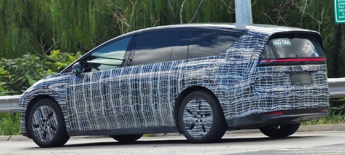 Li Auto M9 electric SUV for China - new spy shots.

Li Auto is a Chinese car brand. The company said earlier that it would launch 3 electric SUVs this year under the M-Series name.  

These SUVs have a similar design as the Li MEGA MPV, but smaller and with normal doors. The