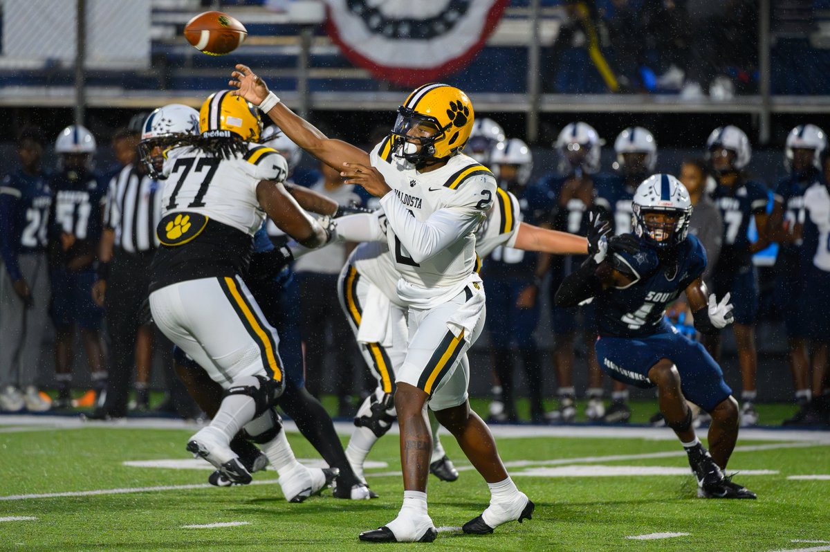Jeff Sentell (@jeffsentell) on Twitter photo 17 TDs in five games? 950 yards passing and 354 yards rushing?
Georgia DB commit <a href="/ToddRobinson561/">Todd Robinson</a> is stacking up the numbers at QB for Valdosta.
"Damn, that's the kind of stuff that makes you go 'Can he play quarterback at the next level?'"
STORY: bit.ly/3N30Vxq 17 TDs in five games? 950 yards passing and 354 yards rushing?
Georgia DB commit <a href="/ToddRobinson561/">Todd Robinson</a> is stacking up the numbers at QB for Valdosta.
"Damn, that's the kind of stuff that makes you go 'Can he play quarterback at the next level?'"
STORY: bit.ly/3N30Vxq