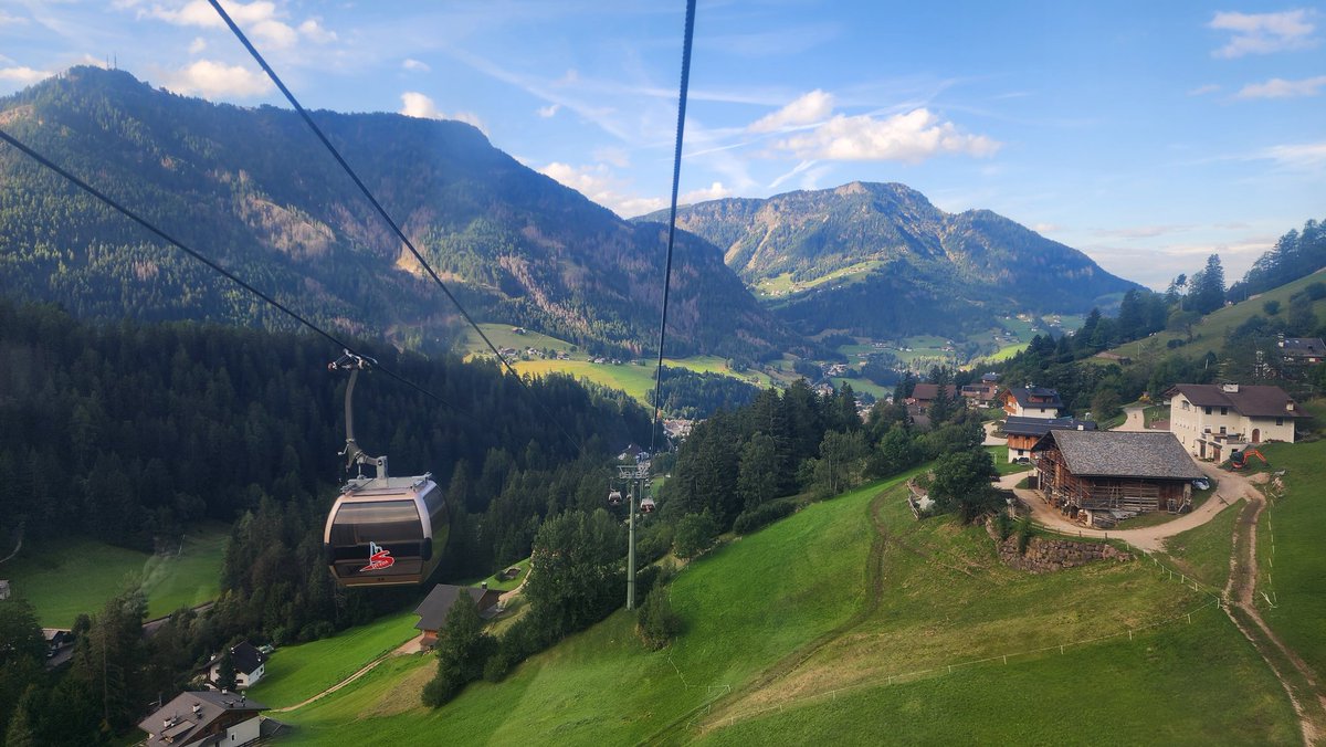 malimali's tweet photo. Alpe di Seceda
คราวที่แล้วพาชมเมือง Ortisei ไปแล้ว คราวนี้มาดูข้างบนเมืองบ้าง
ยอดเขาซีเชด้า เป็นหนึ่งในยอดเขาระดับท็อปของ Dolomites ด้วยความที่มีรูปทรงที่เป็นเอกลักษณ์เหมือนเปลวเพลิง ขึ้นเคเบิลคาร์จากเมือง Ortisei ได้เช่นเดียวกับ Alpe di Siusi ที่อยู่ไม่ไกลกัน
#malimaligo https://t.co/AAnmEkiqcf