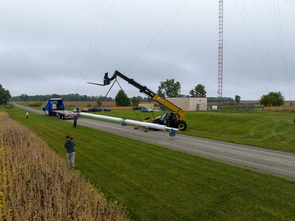 WLMBTV40's tweet photo. The Antenna Has Arrived!
These photos show the arrival and unloading. We are thrilled that it is here! Please read this update from us on what you can expect over the next few days while we make the switch from channel 5 to channel 35! https://t.co/hZBxP3kygw https://t.co/NjpjR4Y5N0