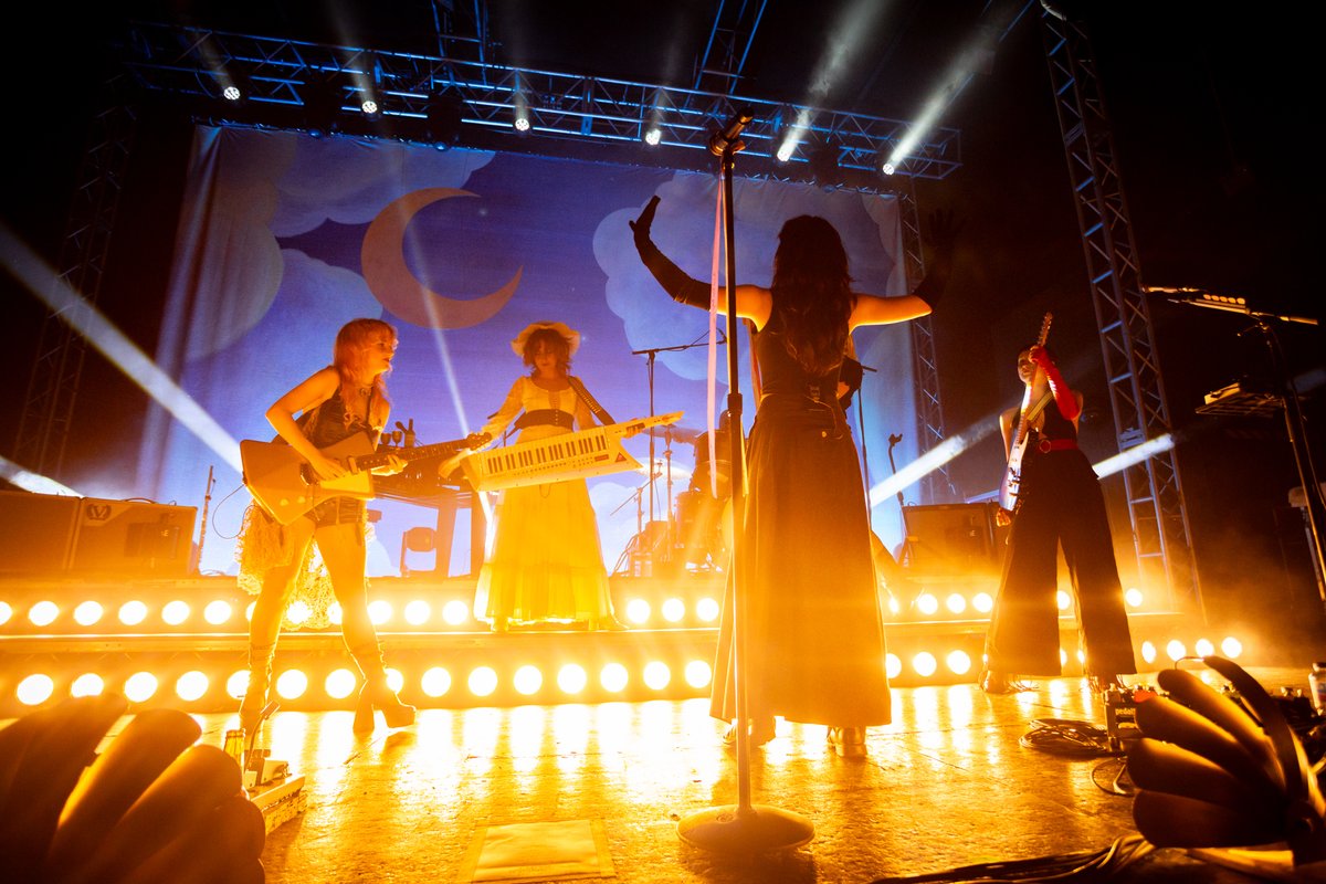 andrewbenge's tweet image. Last night @lastdinnerparty at @o2academyleeds #thelastdinnerparty #o2academy #leeds #BurnAlive #preludetoectasy #live #gig #photography
5 m