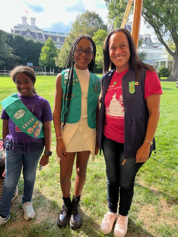 Not your average Back to School night 🎒📚
Girl Scouts from troops 34173, 42161 and 50296 joined our @gscncceo Kim R. Ford at the White House to celebrate the beginning of the new school year by sharing their first day of school photos and hanging out on the South Lawn!