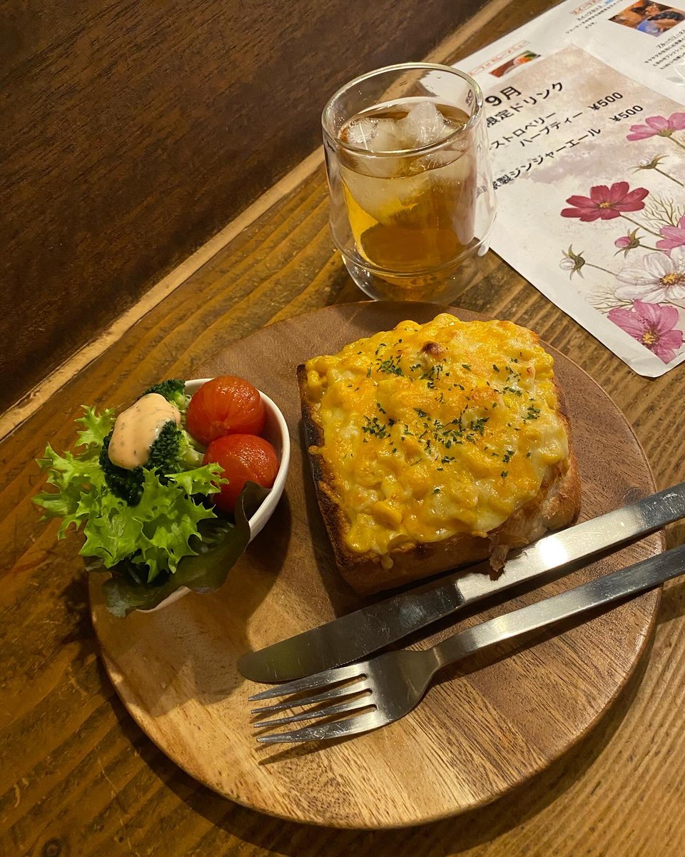 otaru_no_seiji's tweet photo. 花園のライブカフェ、https://t.co/v2CZWNx9ksさんに行って久しぶりに沢山いただきました❗️😋

写真1枚目は、小樽のイラストレーターホリイヒトシさんに描いていただいた、https://t.co/v2CZWNx9ksさんの店内と入り口の画のポストカードです🖼️
#小樽
#花園
#ライブカフェ
#Kcafe
#小樽カフェ https://t.co/ttDX2YlD8e