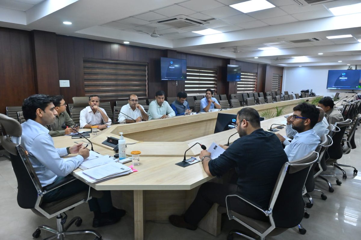 diprogurugram1's tweet image. #Randomization जिला निर्वाचन अधिकारी एवं डीसी श्री निशांत कुमार यादव की अध्यक्षता में मतगणना स्टाफ की पहली रैंडमाइजेशन संपन्न
#Gurugram के जिला निर्वाचन अधिकारी एवं डीसी ने रैंडमाइजेशन के साथ-साथ होम वोटिंग व वोटर्स टर्न आउट को लेकर नियुक्त नोडल अधिकारियों को लेकर दिए आवश्यक…