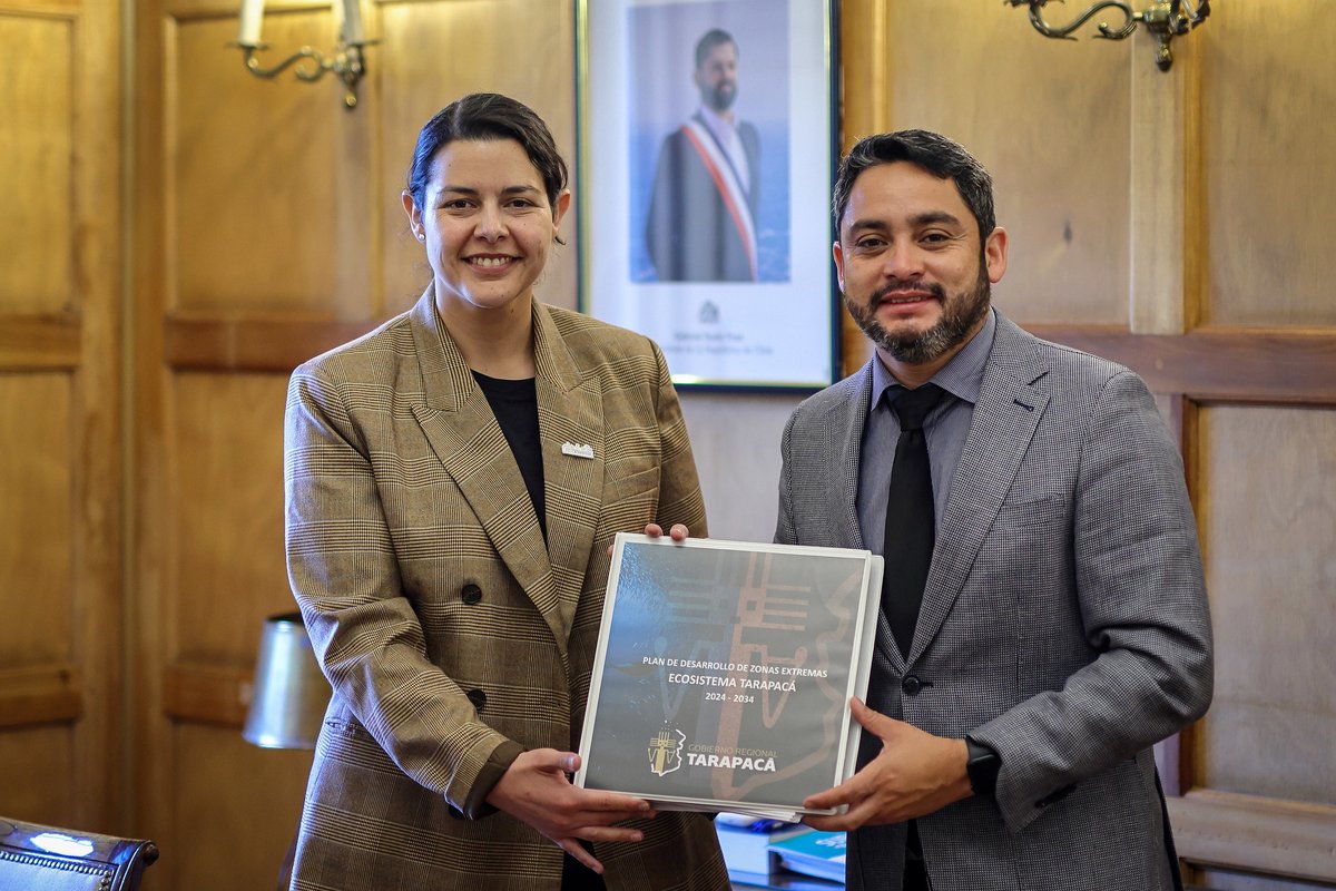 Gore_Tarapaca's tweet photo. #EnLaEraPEDZE ✨🚀

Gobernador @JMCarvajalG junto a equipo #Diplad de @Gore_Tarapaca, se reunieron con la subsec. @laSubdere, Francisca Perales, a quien entregaron el Plan Especial de Zonas Extremas #PEDZE; la política que permitirá invertir más de $2 billones en la región. https://t.co/zD7pcCVi42
