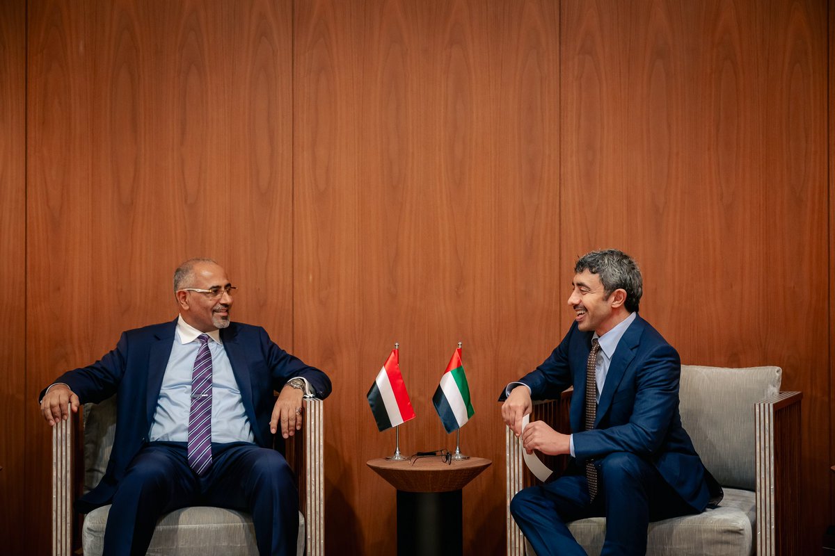 عبدالله بن زايد يلتقي بمعالي عيدروس الزبيدي نائب رئيس مجلس القيادة الرئاسي اليمني على هامش أعمال الدورة الـ 79 من الجمعية العامة للأمم المتحدة في نيويورك، ويبحثان العلاقات الثنائية بين البلدين الشقيقين والتطورات ذات الاهتمام المشترك. 🇾🇪🇦🇪