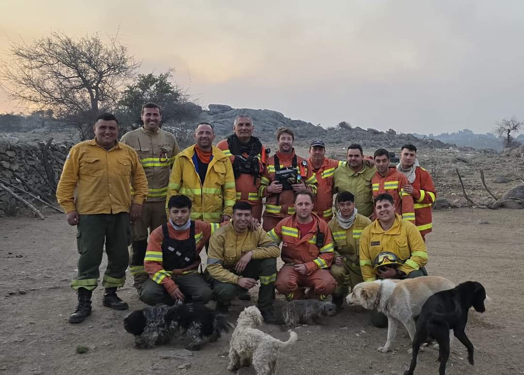 En esta foto hay varios bomberos de mi pueblo que fueron a combatir el fuego en las Sierras. Gracias por hacer un mundo menos hostil.