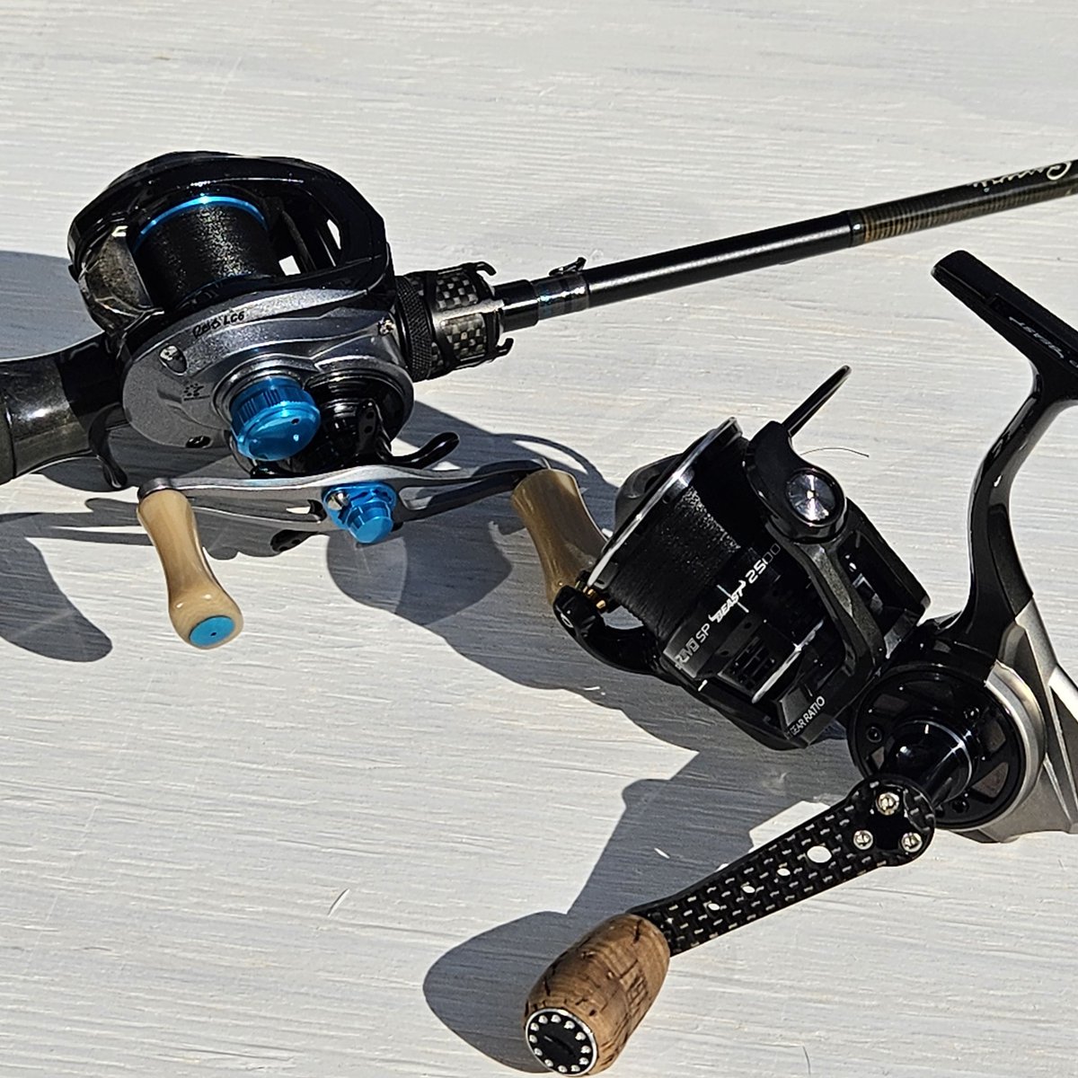 ベイトでもスピニングでも。
とにかくカッコいい。
耐久性は勿論、
個人的な印象はキャストフィールが
最高でございます。
ともかく1度使って頂き、
出来れば長く使ってみて欲しい
逸品です。
不気味な程の色落ちの少なさに
驚いて頂けると思います。
#PEライン #チニング #エギング
#イカメタル