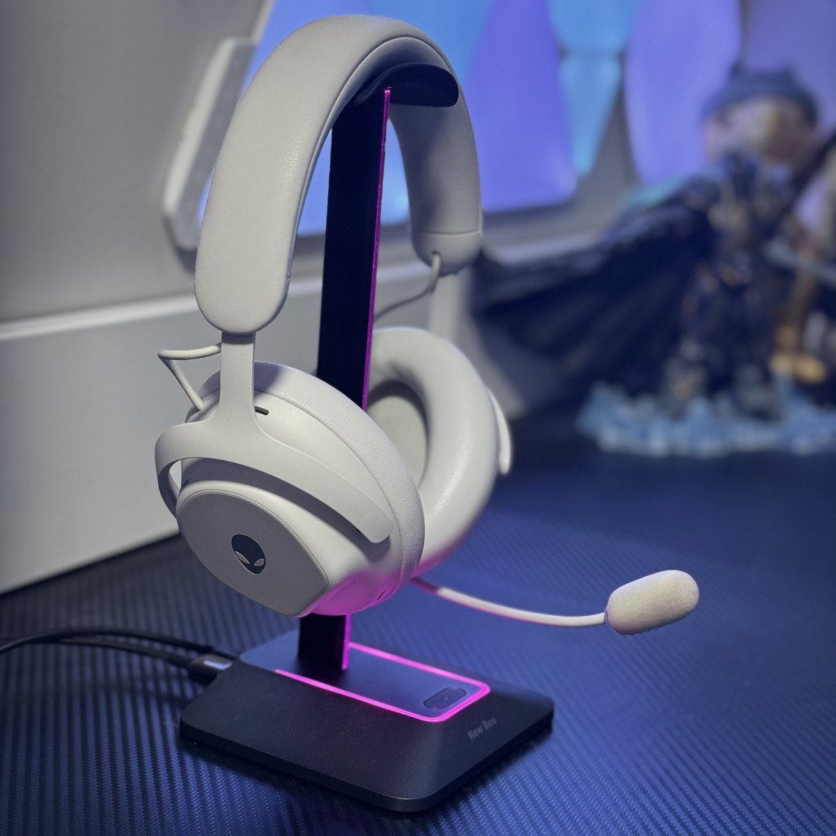 pylawn's tweet photo. So excited that we finally got to announce the new Alienware Pro Headset! I’ve been using them basically all day every day for a month now and can’t say enough good things about them! And omg sooooo comfortable!
#iwork4alienware https://t.co/Zb7TBg1nWl