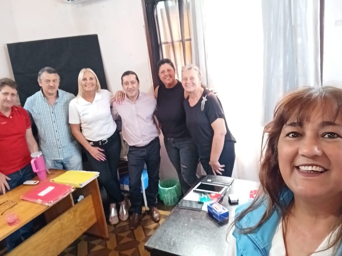 Encuentro con la Secretaria Escolar de Obera y su equipo, el Sec Gral de UDPM y miembros de la CD.
Charlamos sobre las problemáticas de los docentes, los nuevos procesos  en las designaciones y los desafíos que se presentan en estos tiempos con la tecnología 
<a href="/grillo141/">Ruben Dario</a>