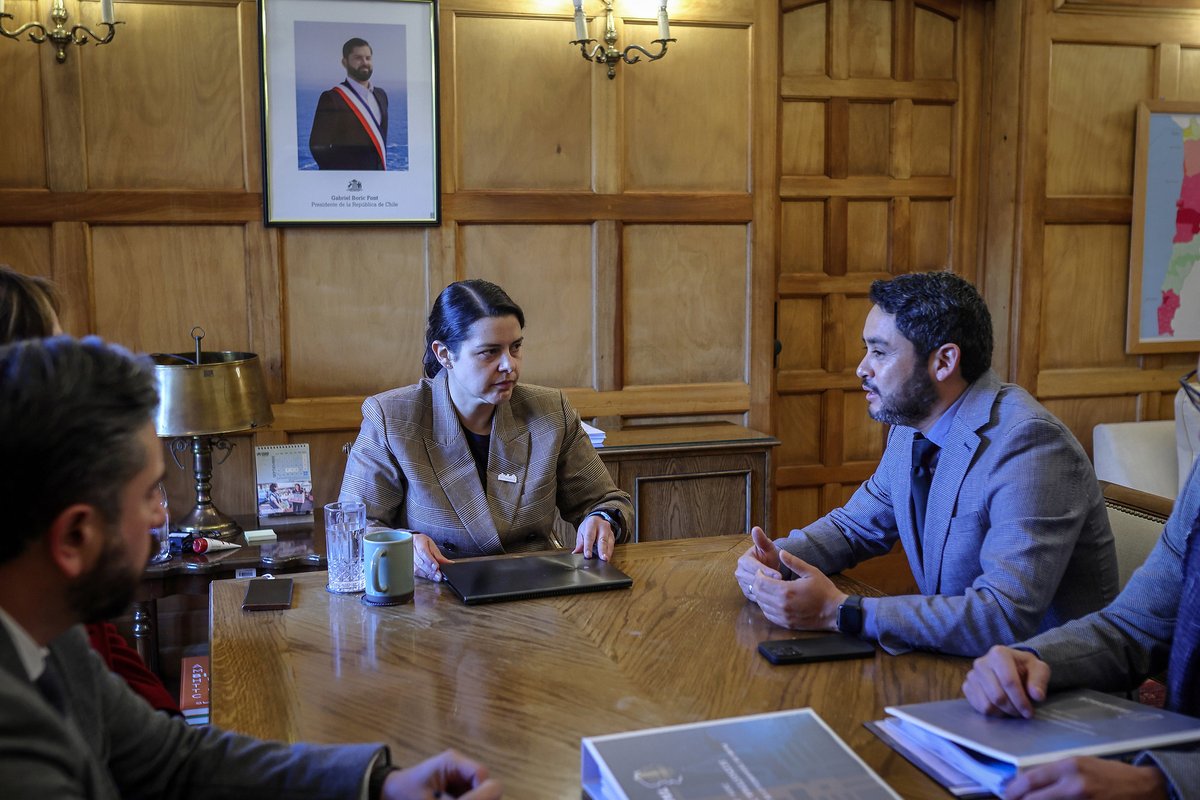 Gore_Tarapaca's tweet photo. #EnLaEraPEDZE ✨🚀

Gobernador @JMCarvajalG junto a equipo #Diplad de @Gore_Tarapaca, se reunieron con la subsec. @laSubdere, Francisca Perales, a quien entregaron el Plan Especial de Zonas Extremas #PEDZE; la política que permitirá invertir más de $2 billones en la región. https://t.co/zD7pcCVi42
