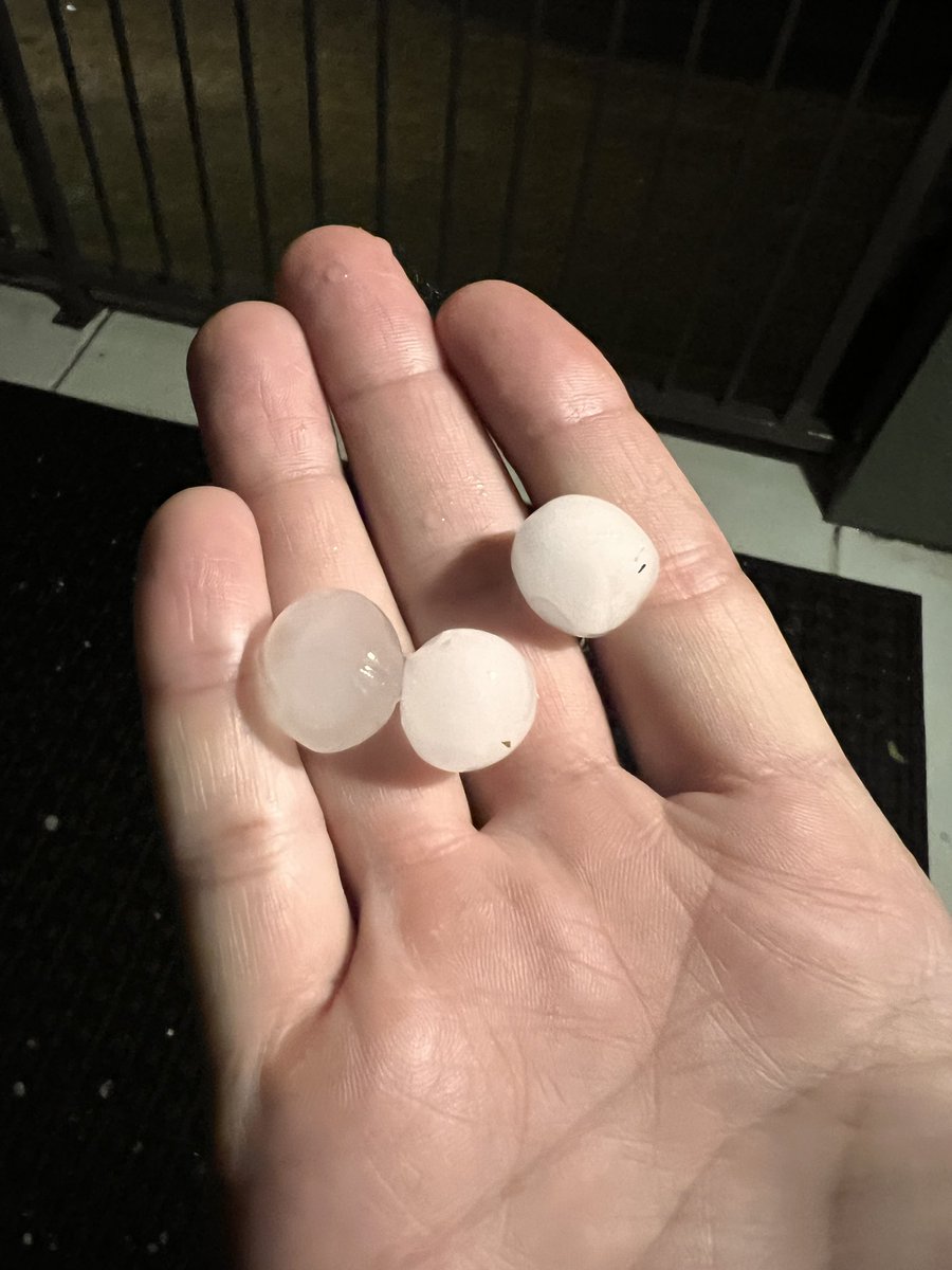 TexasStormTalk's tweet photo. It was small hail but it was loud and aggressive https://t.co/UXhsYSLEJi