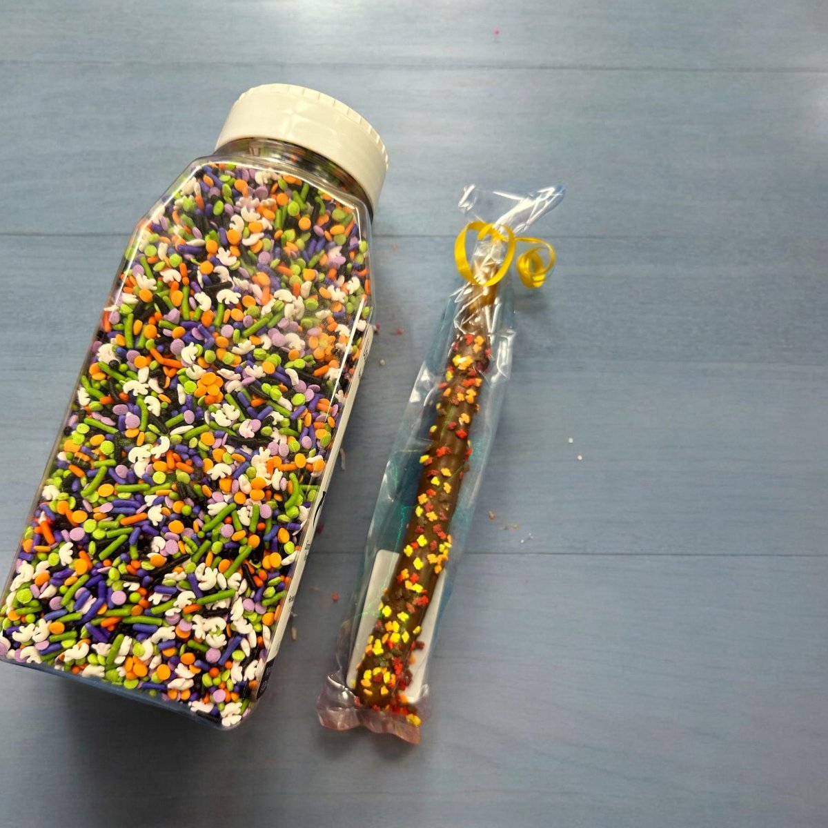 Time to pull out the candy leaves and candy ghosts. Decorating pretzel rods for the fall!