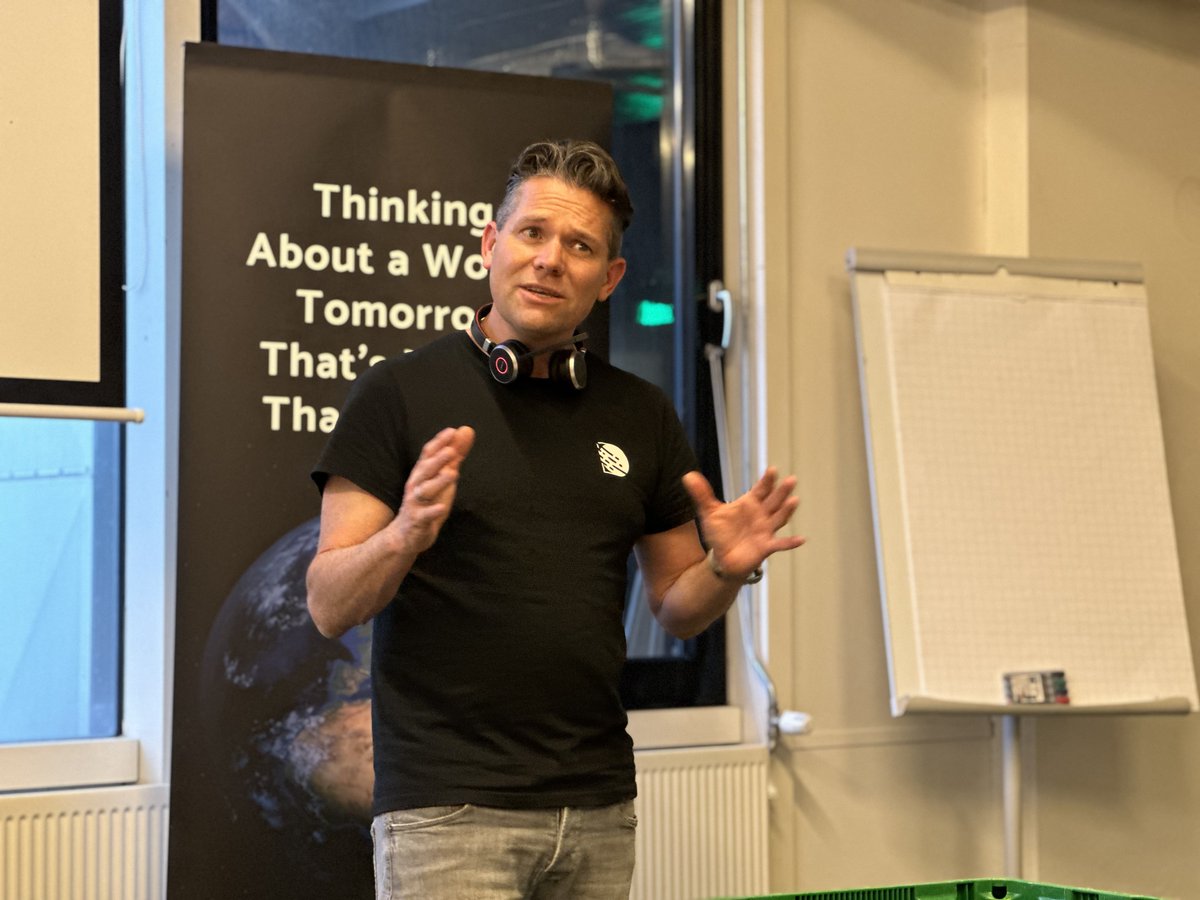 Ritter_Alex's tweet image. 🍕 What’s better than pizza &amp;amp; drinks? 
🍻 Pizza, drinks &amp;amp; data magic! 🪄 
Join us tomorrow night at 6:00 PM CET to dive deep into the power #DataVault #DWA and Modern Data Platforms 🚀

RSVP here: meetu.ps/e/MzjzV/zqZrm/i

#DataThursday #Meetup