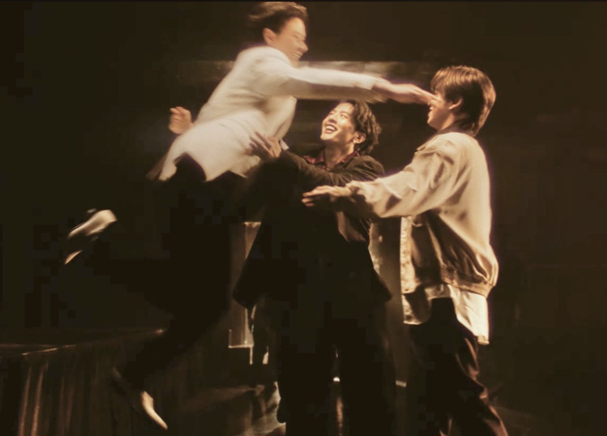 ใครคิดซีนนี้ อยากโอนเงินให้เลย 😭//// นึกถึงเวลาแจ๊คกี้จะล้มแล้วพี่ๆคอยคว้าตัวไว้อะ แต่นี่มันยิ่งกว่าอีกนะ เด็กเร้กมังกระโดดใส่ให้พี่ๆอุ้ม แล้วพี่ๆก็ตามใจยิ้มกว้างรอรับน้องทั้งที่น้องตัวโตกว่าแล้วด้วยอะ 🥲 ชอบมากกก โคตรน่ารักเลยก้อน 😭

MV US BY JACKIE OUT NOW
#Jackie_US_MV