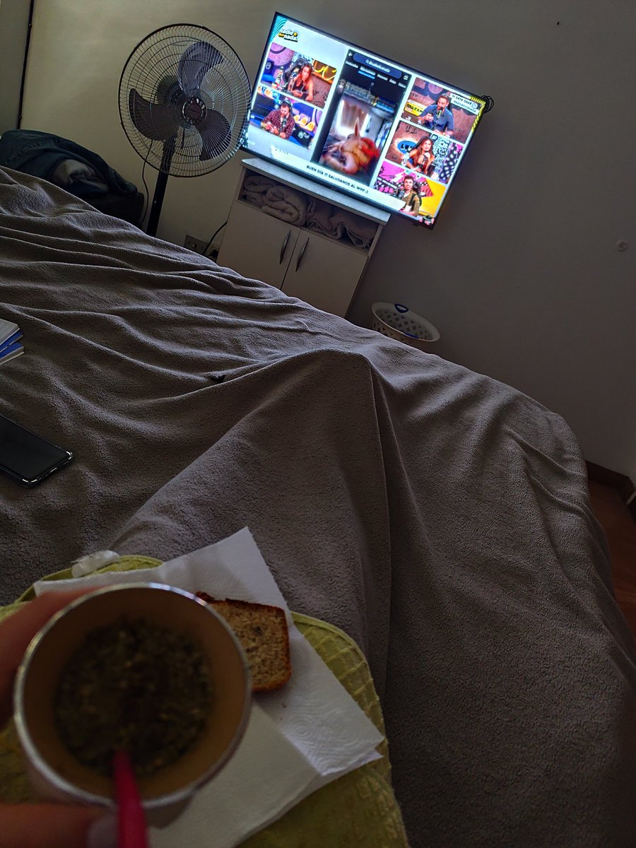 VickyPeronja's tweet photo. Ya fui a estudiar de 8 a 10hs, volvi. Me prepare mate y camita con mates empezando a trabajar, ustedes de fondo siempre 🤍 #nadiedicenada https://t.co/NNMZBqnWmy