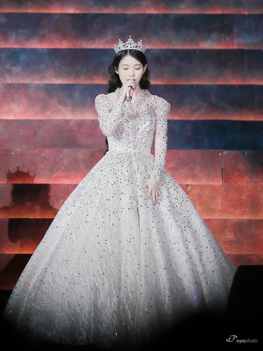 eyephotokr's tweet photo. 2024-09-22 IU HER WORLD TOUR CONCERT ENCORE 
여왕폐하!! 👑
#아이유 #IU #IU_100th_WIN_n_ING #iu_16th_anniversary https://t.co/lwe05LkZMS