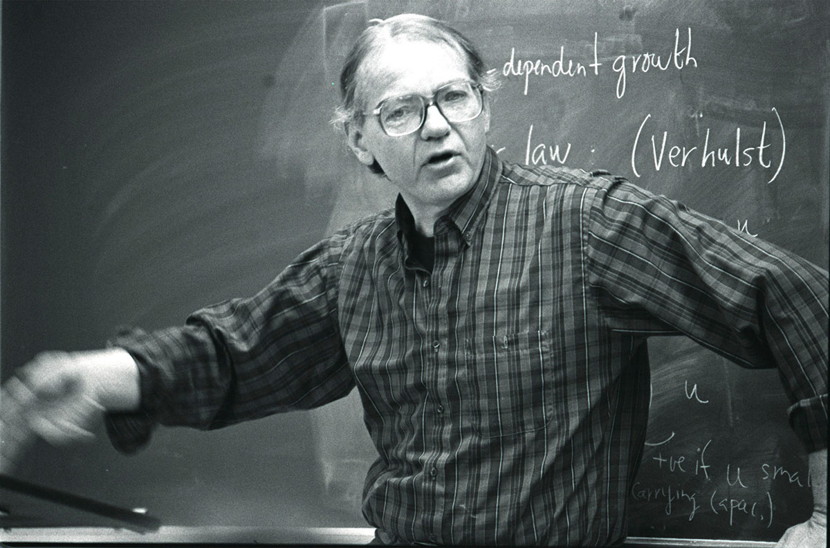 Frederic Jameson (1934-2024) may not have identified w/ cultural studies, but his ideas, teachings, and writings were certainly adjacent. He's left an indelible mark on the field. Thank you, Fred. Here's his 1993 review of the Cultural Studies "doorstop" jstor.org/stable/466353