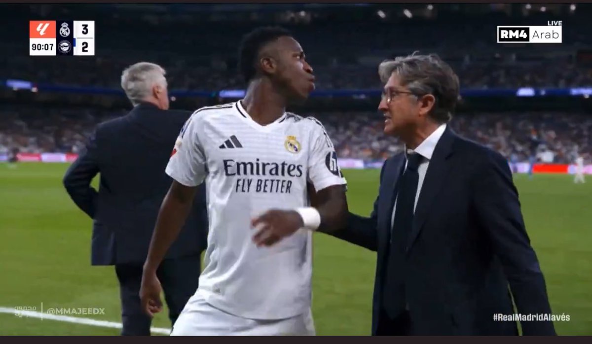 Joshuaakimmich6's tweet photo. La burla de #vinicius no acabó ahí. Continuó su camino al banquillo gritando "¡Está loco, está loco!", mientras #Chendo lo agarraba del brazo y tiraba de él para que abandonara el terreno de juego
@LaLigaDAZN @LaLiga @Tebasjavier #RealMadrid #RealMadridAlaves https://t.co/vaqKHcY4W6