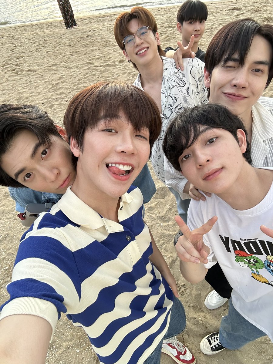 ปิดกล้องกันแล้วฮับผมมมมมม ฮืออออ ใจหายคิดถึงแย่เลยงี้🦁🐰
.
เจอกันบนจอแก้ว 3 ตุลานี้ทาง GMM25 เวลา 20:30 นะฮะ รีรันทาง WeTV
The first episode release on 3rd October via Youtube "studio wabi sabi" (Eng Sub) 
#FourEverYouQ38