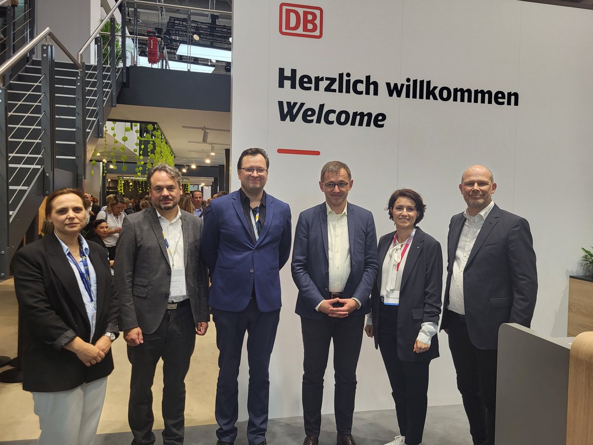 PKP_PLK_SA's tweet image. Razem z @MI_GOV_PL kontynuujemy dobrą współpracę z niemieckimi kolejami. Na #InnoTrans rozmawiamy z Deutsche Bahn o rozwoju przygranicznych linii kolejowych w najbliższych latach, np. o trasie między Berlinem a Szczecinem. 🛤️