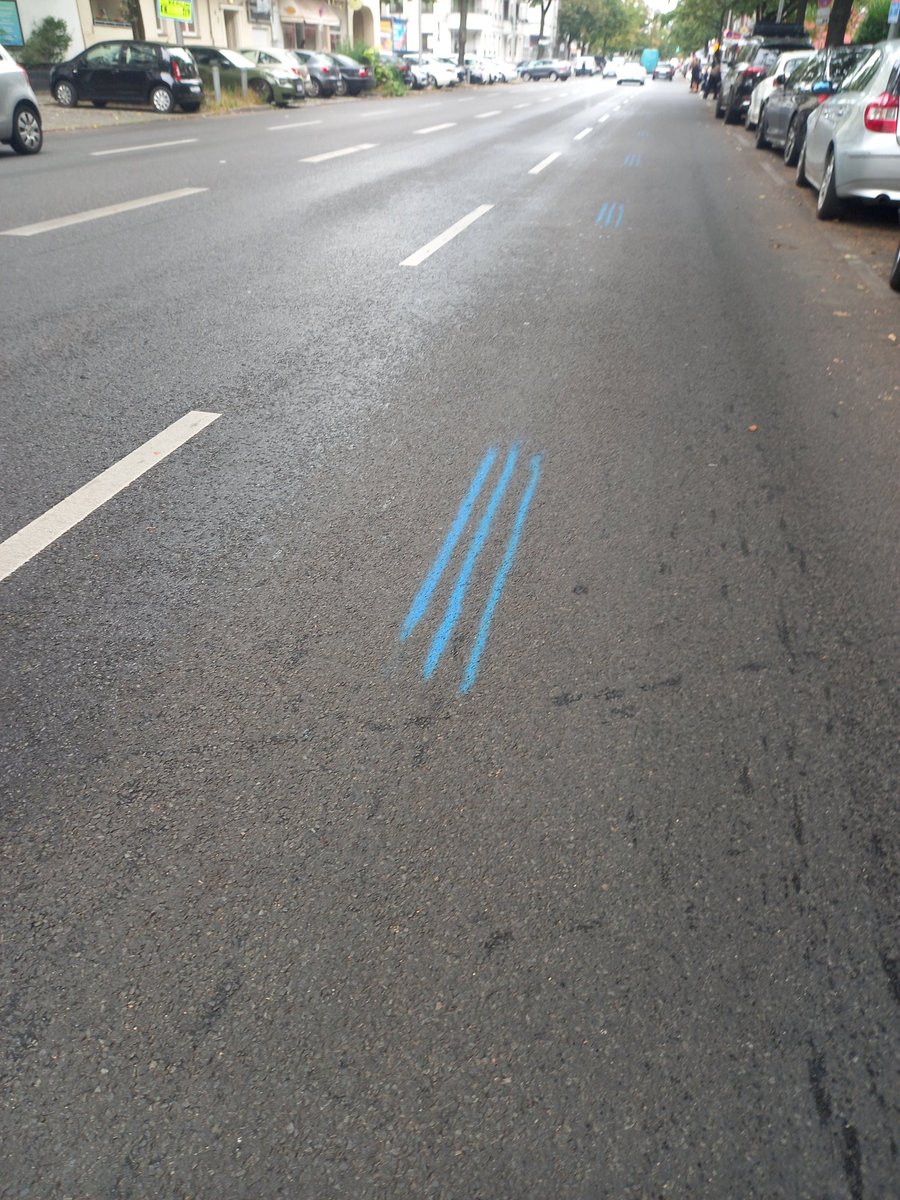Die magische blaue Linie ist gezogen, hier Kilometer 32, Konstanzer Straße. Noch vier Tage, dann startet der 50. Berlin-Marathon mit mehr als 50.000 Starterinnen und Startern. Vorfreude nach langen Wochen der Vorbereitung mit vielen Kilometern. Was kommt hinter der Wand?
