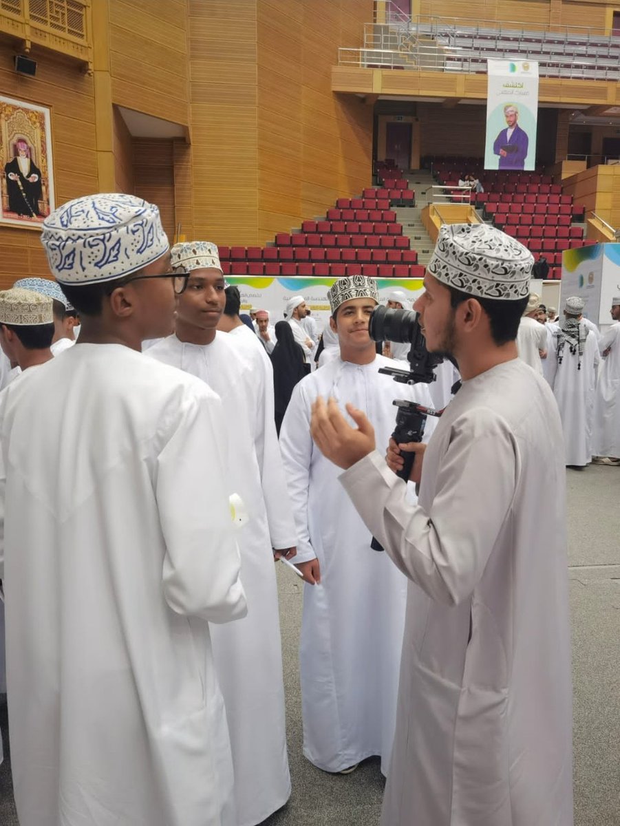 جانب من زيارة طلبة مدرسة أحمد بن النعمان الكعبي للتعليم الأساسي لمعرض التخصصات بجامعة السلطان قابوس تحت إشراف أخصائي التوجية المهني بالمدرسة الأستاذ أحمد البلوشي.