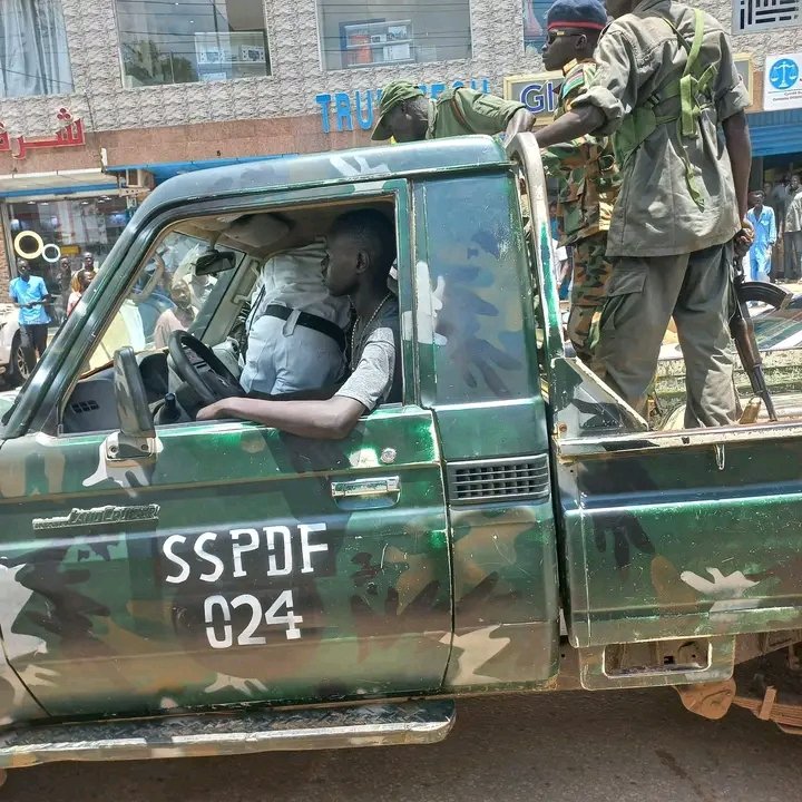 ajhoksir's tweet photo. The traffic officer was arrested by the SSPDF force in Juba for allegedly asking for bribes from transporter, this good but the Military is doing the same thing, taking bribes.
A criminal judging a criminal.
#SSOX 
#SouthSudan https://t.co/hNwNTzOj3y