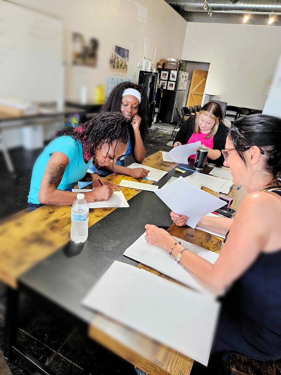 citybridgesclt's tweet image. #WelcomeHomeWednesday and BIG CONGRATULATIONS to the tenacious and dynamic Ms. Dawna Biggs, who finally skated across the finish line into first-time homeownership on Friday! 🛼🛼  👏🏿👏🏾👏🏽👏🏼👏🏻 #FightDisplacement #BuildCommunity #CommunityLandTrust #CommunityNotCorporations