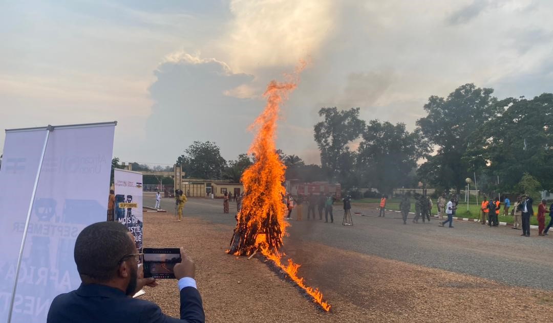 UNMAS's tweet photo. Le 10 septembre, UNMAS a soutenu la #COMNAT-ALPC dans la destruction de 144 armes obsolètes lors de l’observation du Mois de l’Amnistie en Afrique, dans le cadre de l’initiative #Fairetairelesarmes de l’UA, en présence du gouvernement, des humanitaires et du corps diplomatique. https://t.co/9uN3ogdm4Y