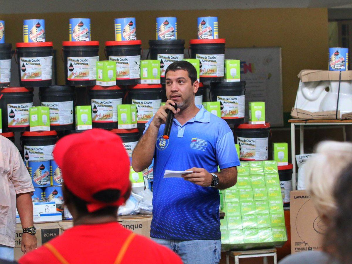 Freddy_Rod13's tweet photo. #24sep Activamos las brigadas comunitarias en la U.E.N. Antonio José de Sucre, parroquia Guarenas del municipio Plaza// Junto al poder popular entregamos materiales para la rehabilitación de esta institución educativa Nosotros Venceremos!!! #guarenasteamo❤️ #guarenasselevanta https://t.co/DfT4xWU0ok