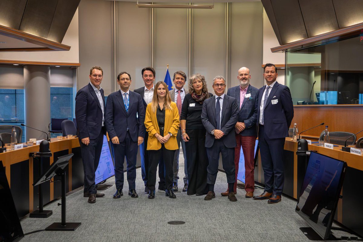 En el Parlamento Europeo con la Federación Europea de asociaciones de personas con trastorno mental y la Federación Europea de familiares de personas con trastornos mentales presentando los  datos en los 27 países de la UE y la oportunidad de inversion en salud mental.
