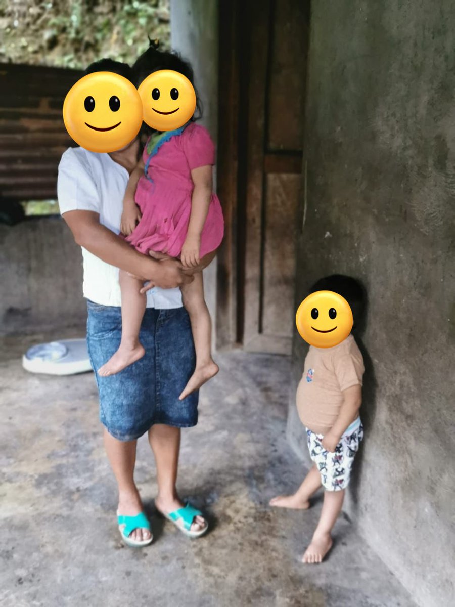 Me avisaron que Doña Jovita se murió. Aparentemente se mató consimiendo químicos. Sus dos hijos, un nene y una nena, no hablan, les cuesta caminar y tienen muchos otros problemas y por eso su esposo la dejó. Ella luchó incansablemente por ellos, los llevaba en la espalda y